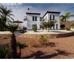 Preciosa villa moderna de 3 dormitorios en una parcela de 3000m2 en Pilar de