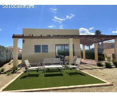Elegante villa de tres dormitorios con vistas al golf y a la montaña en Desert