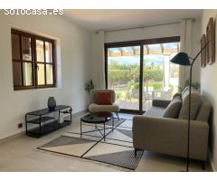 Elegante villa de tres dormitorios con vistas al golf y a la montaña en Desert