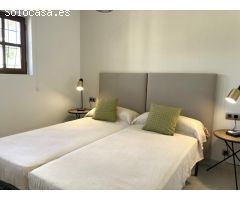 Elegante villa de tres dormitorios con vistas al golf y a la montaña en Desert