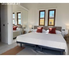 Elegante villa de tres dormitorios con vistas al golf y a la montaña en Desert