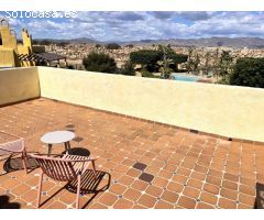 Elegante villa de tres dormitorios con vistas al golf y a la montaña en Desert