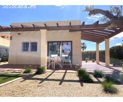 Elegante villa de tres dormitorios con vistas al golf y a la montaña en Desert