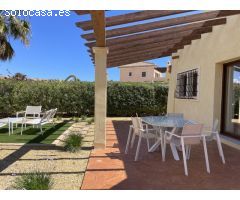 Elegante villa de tres dormitorios con vistas al golf y a la montaña en Desert