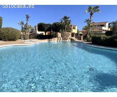 Elegante villa de tres dormitorios con vistas al golf y a la montaña en Desert