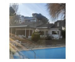 Impresionante Chalet con Piscina y Vistas Panorámicas en La Cerdera