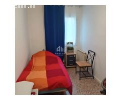 ¡Tu nuevo hogar te espera en Zona Instituts! Espacioso piso de 4 habitaciones