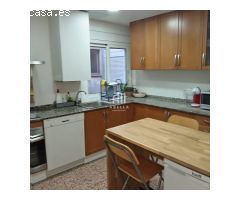 ¡Tu nuevo hogar te espera en Zona Instituts! Espacioso piso de 4 habitaciones