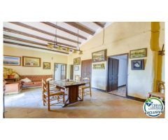 Gran casa de pueblo en el corazón de Palau Saverdera