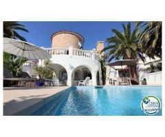 Gran villa con apartamento para invitados y amarre privado de 12m
