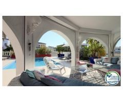 Gran villa con apartamento para invitados y amarre privado de 12m