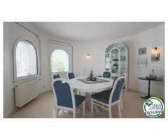 Gran villa con apartamento para invitados y amarre privado de 12m
