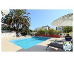 Gran villa con apartamento para invitados y amarre privado de 12m