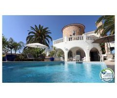 Gran villa con apartamento para invitados y amarre privado de 12m