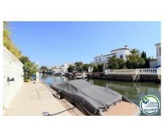 Gran villa con apartamento para invitados y amarre privado de 12m