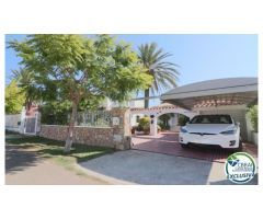 Gran villa con apartamento para invitados y amarre privado de 12m
