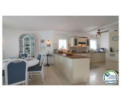 Gran villa con apartamento para invitados y amarre privado de 12m