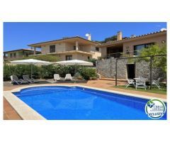 VILLA CON PISCINA Y MUCHO POTENCIAL