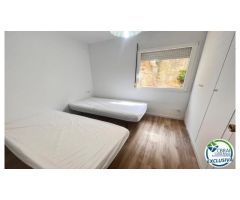 PORT ROSES Apartamento de dos dormitorios con terraza de 7 m2 a 75 metros del