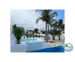 Hermosa casa moderna con piscina y amarre cerca de la playa, sala de estar de 99