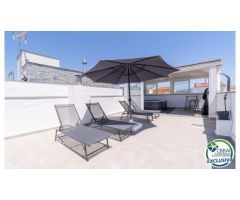 Renovada casa adosada con amarre en Empuriabrava.