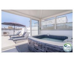 Renovada casa adosada con amarre en Empuriabrava.