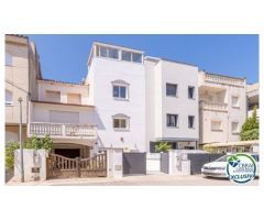 Renovada casa adosada con amarre en Empuriabrava.