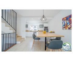 Renovada casa adosada con amarre en Empuriabrava.