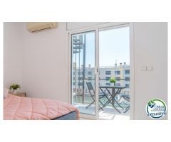 Renovada casa adosada con amarre en Empuriabrava.