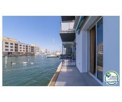 Renovada casa adosada con amarre en Empuriabrava.