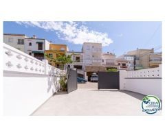 Renovada casa adosada con amarre en Empuriabrava.