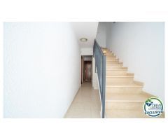 Renovada casa adosada con amarre en Empuriabrava.