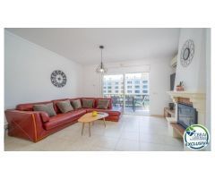 Renovada casa adosada con amarre en Empuriabrava.