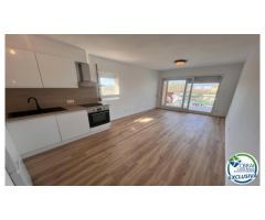 PORT ROSES Apartamento de dos dormitorios con terraza de 7 m2 a 75 metros del