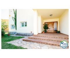 Exclusiva villa de lujo de 348 m² en una amplia parcela de 755 m²