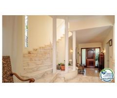Exclusiva villa de lujo de 348 m² en una amplia parcela de 755 m²