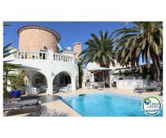 Gran villa con apartamento para invitados y amarre privado de 12m