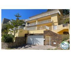 Espectacular chalet con vistas al mar de Roses.