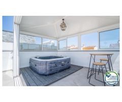 Renovada casa adosada con amarre en Empuriabrava.