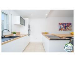 Renovada casa adosada con amarre en Empuriabrava.