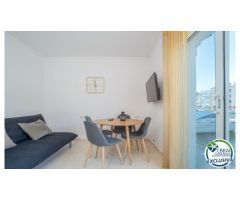 Renovada casa adosada con amarre en Empuriabrava.