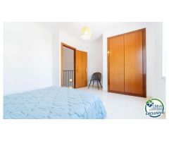 Renovada casa adosada con amarre en Empuriabrava.