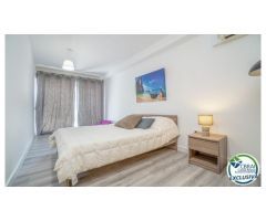 Renovada casa adosada con amarre en Empuriabrava.