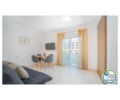 Renovada casa adosada con amarre en Empuriabrava.