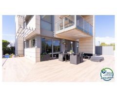 Planta baja de 3 dormitorios con 224 m2 de terraza y jardín a 200m de la playa