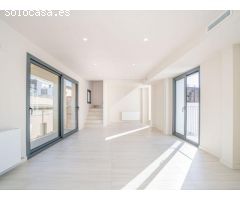 DÚPLEX DE 3 HABITACIONES CON TERRAZA DE 50 M2 A 15 METROS DE LA RAMBLA DE