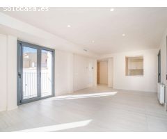 DÚPLEX DE 3 HABITACIONES CON TERRAZA DE 50 M2 A 15 METROS DE LA RAMBLA DE