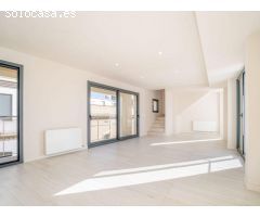 DÚPLEX DE 3 HABITACIONES CON TERRAZA DE 50 M2 A 15 METROS DE LA RAMBLA DE