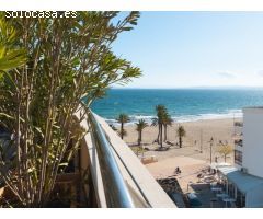Ático en 1º línea con solárium, preciosas vistas y licencia turística.