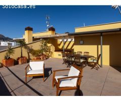 Ático en 1º línea con solárium, preciosas vistas y licencia turística.